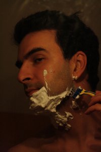 Mężczyzna golący się
